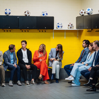 Koningin Máxima in gesprek met voetballers over mentale gezondheid
